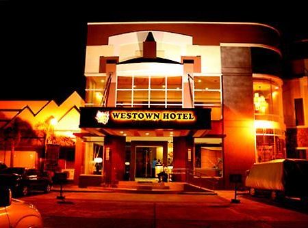 MO2 Westown Hotel - Mandalagan Bacolod Bagian luar foto