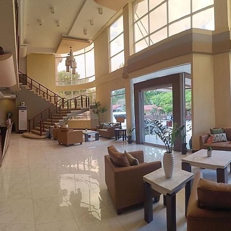 MO2 Westown Hotel - Mandalagan Bacolod Bagian luar foto