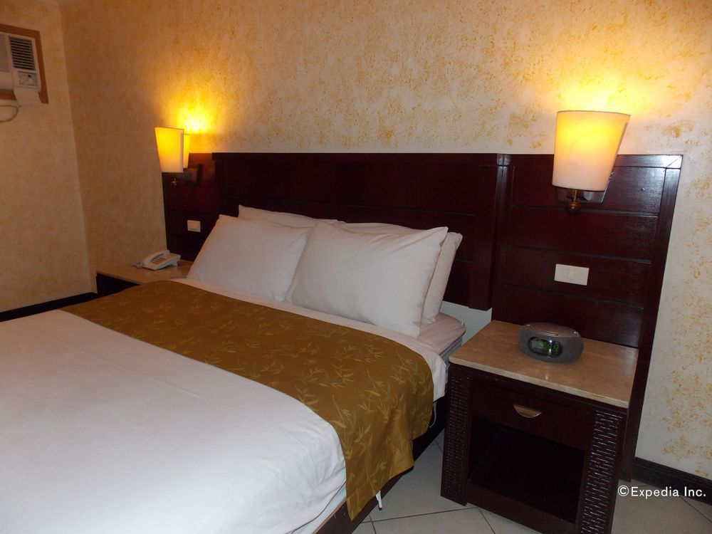 MO2 Westown Hotel - Mandalagan Bacolod Bagian luar foto