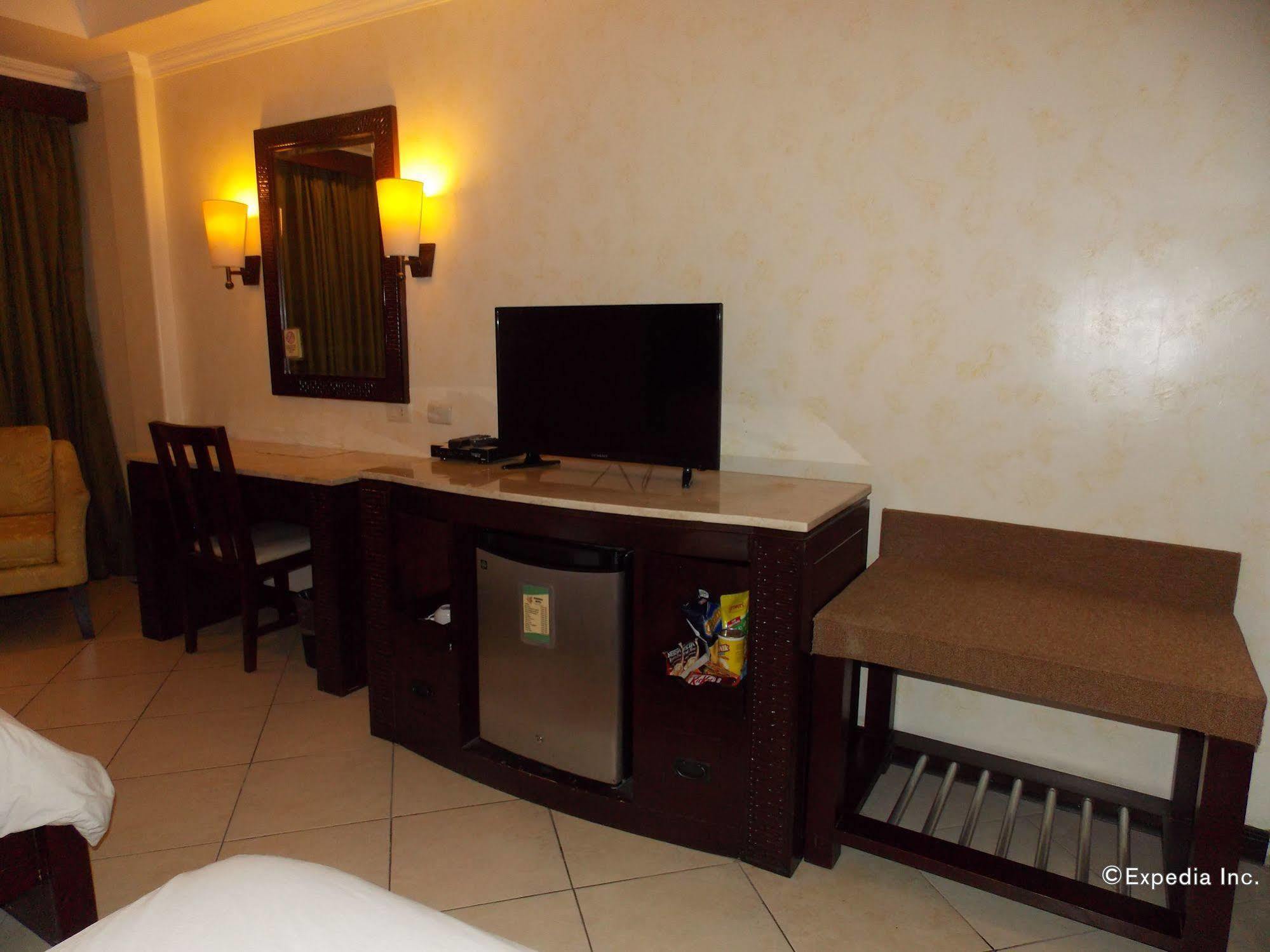 MO2 Westown Hotel - Mandalagan Bacolod Bagian luar foto