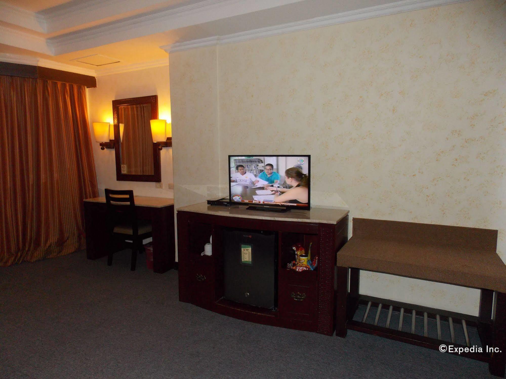 MO2 Westown Hotel - Mandalagan Bacolod Bagian luar foto