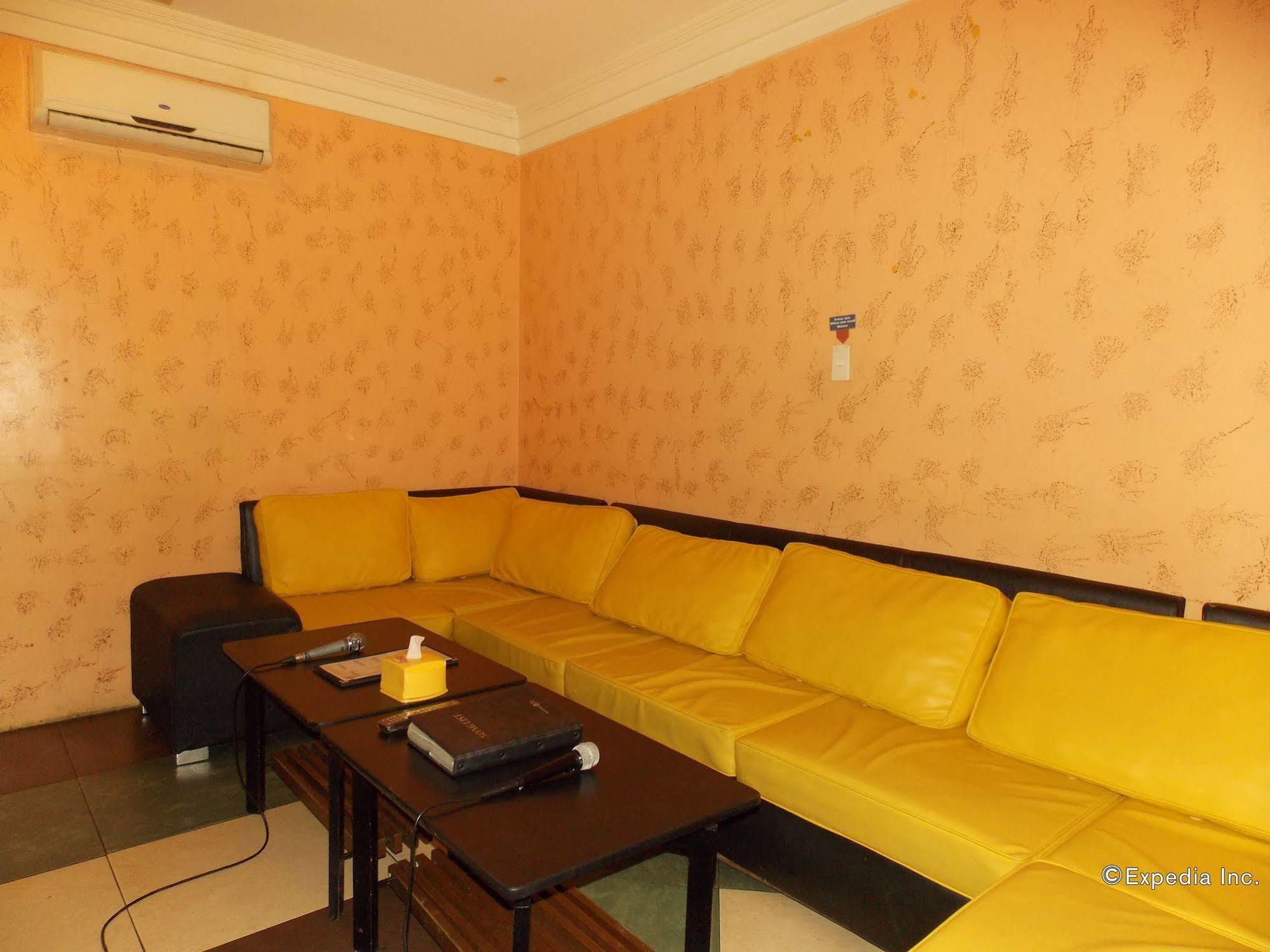 MO2 Westown Hotel - Mandalagan Bacolod Bagian luar foto