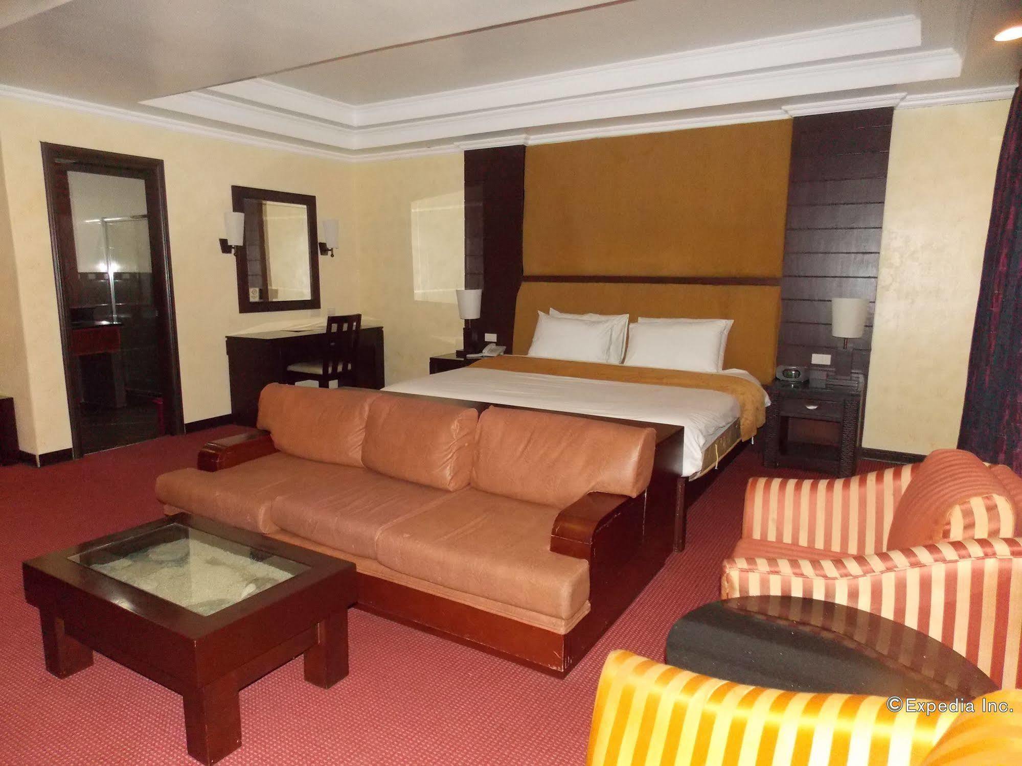 MO2 Westown Hotel - Mandalagan Bacolod Bagian luar foto