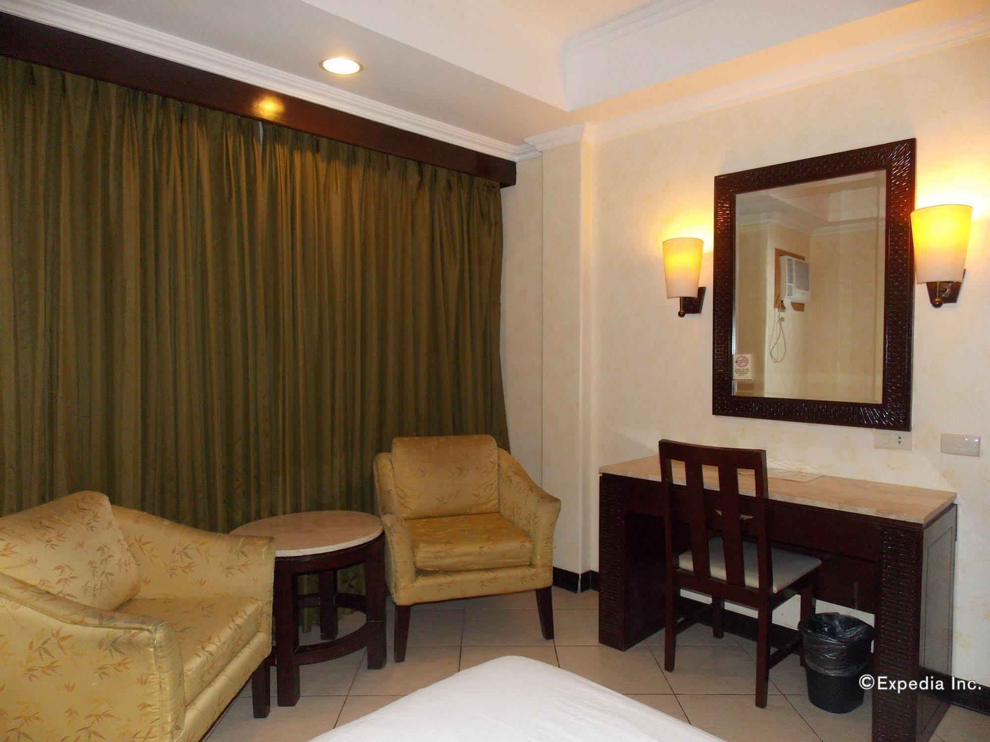 MO2 Westown Hotel - Mandalagan Bacolod Bagian luar foto