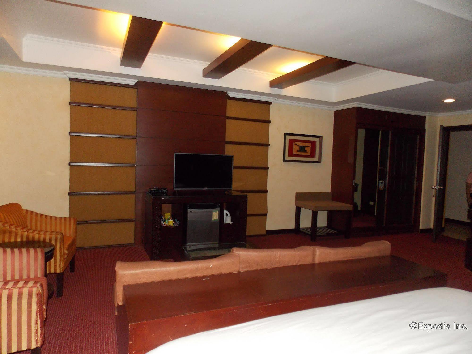 MO2 Westown Hotel - Mandalagan Bacolod Bagian luar foto