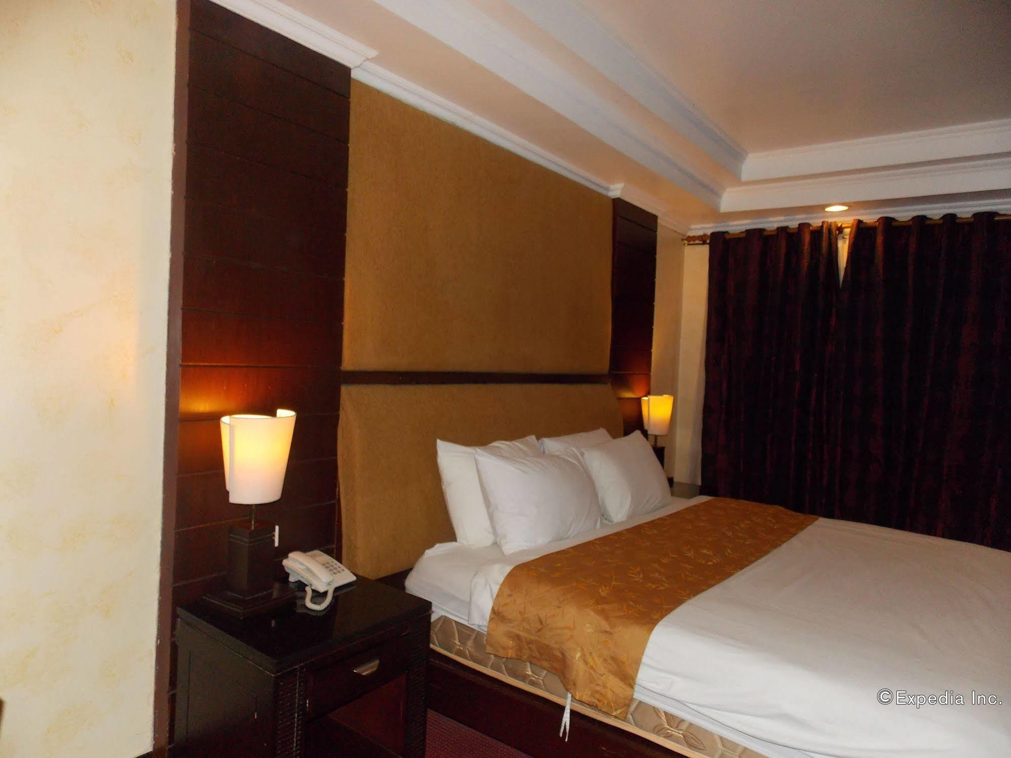 MO2 Westown Hotel - Mandalagan Bacolod Bagian luar foto