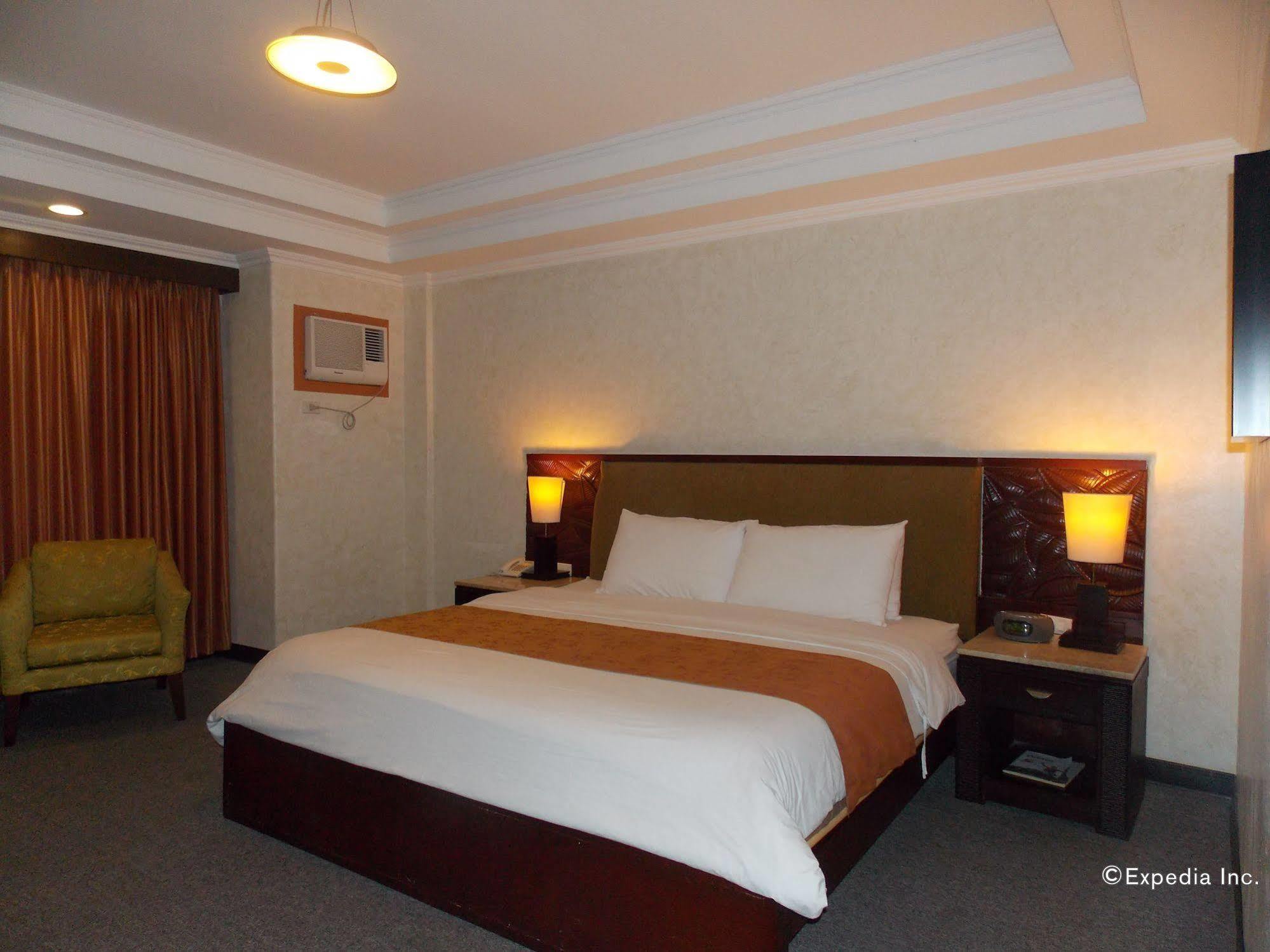 MO2 Westown Hotel - Mandalagan Bacolod Bagian luar foto