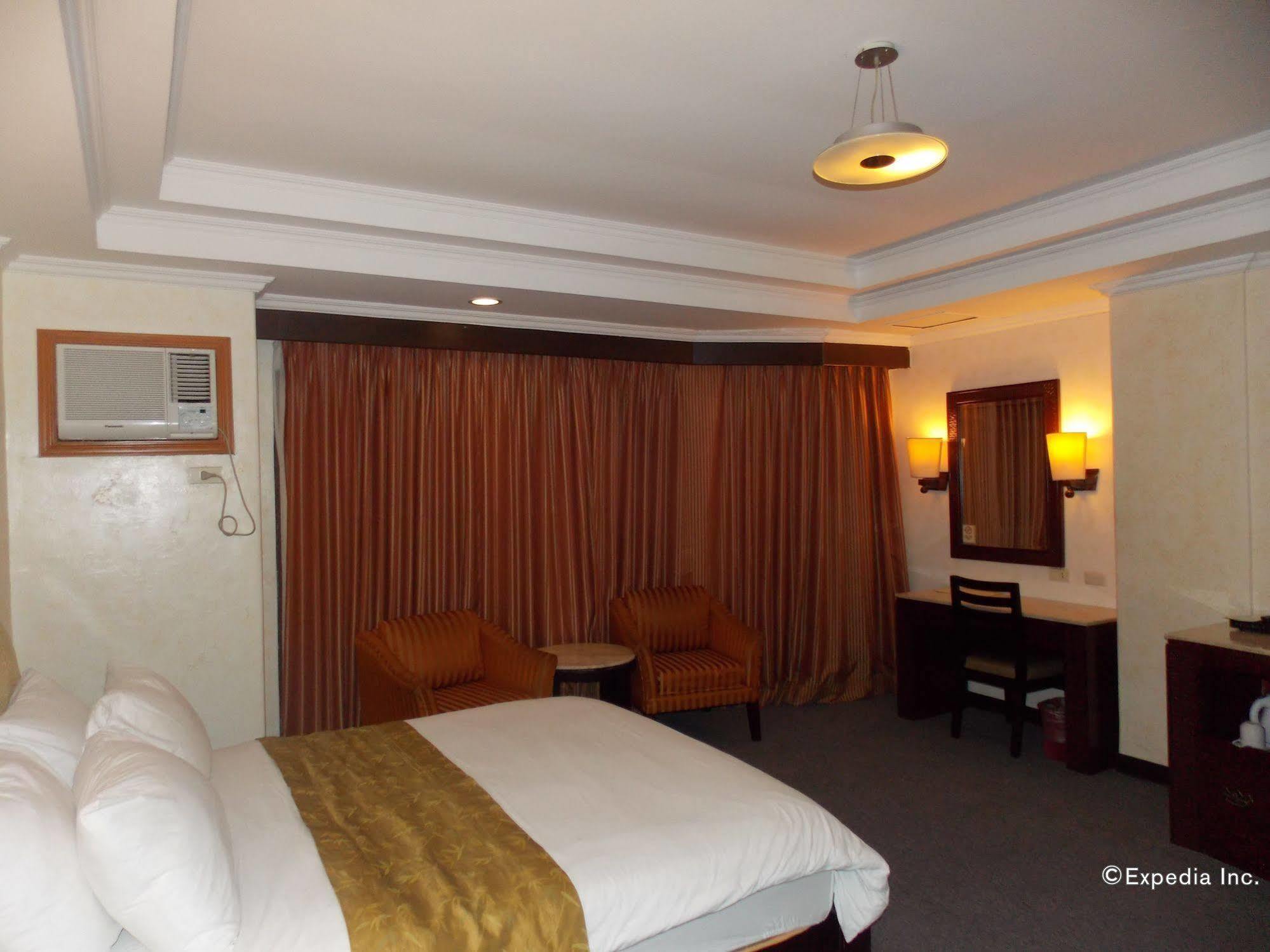 MO2 Westown Hotel - Mandalagan Bacolod Bagian luar foto