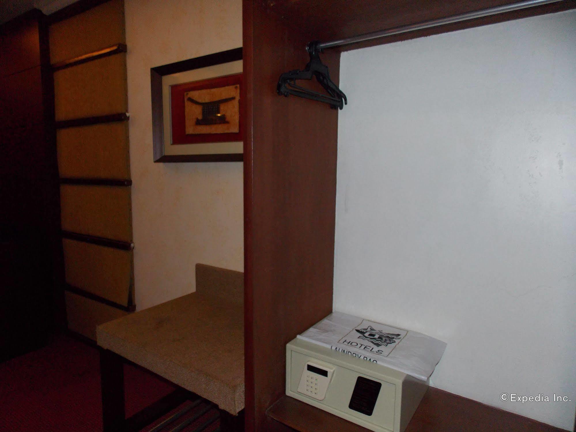 MO2 Westown Hotel - Mandalagan Bacolod Bagian luar foto